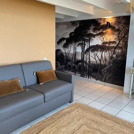 Отель De La Tour De Brison