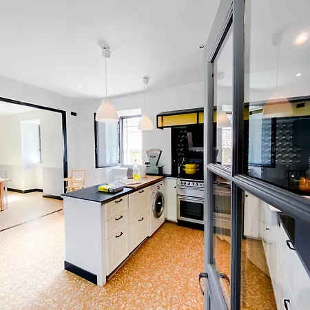 Отель De La Tour De Brison 3*